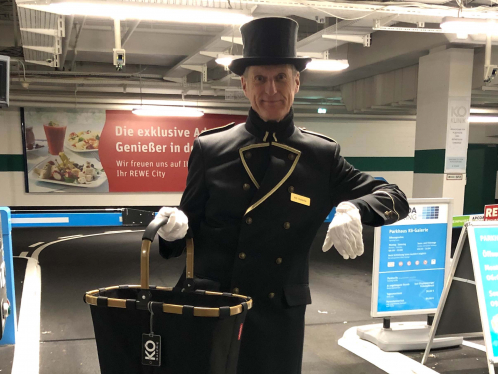 Der Doorman an der Einfahrtsschranke zur KÖ Galerie in Düsseldorf.