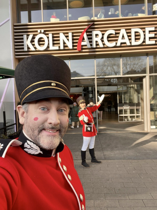 Mit den Nussknackern von EventComedy holen Sie Leben auf Ihre Weihnachtsfeier. Hier für die Köln-Arcaden.