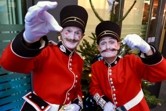 Der Nussknacker-Walkact ist ein Highlight auf jedem Weihnachtsmarkt.