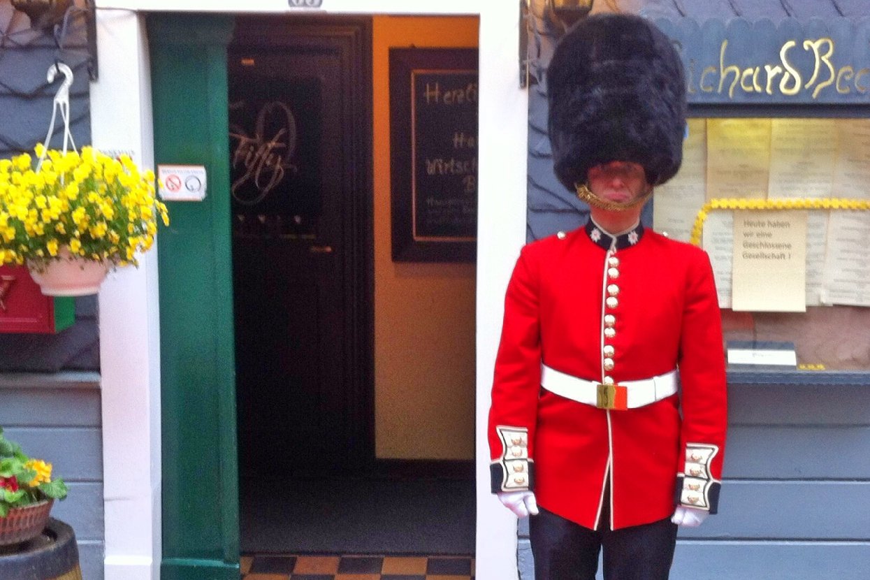 Queens Guard Walking Act, Kings Guard