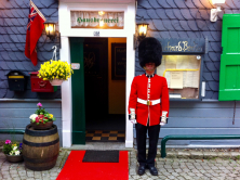 Ein besonders eindrucksvoller  Walkact kommt von EventComedy aus Köln: Der Queen´s Guard Walking Act.