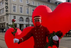 Walking Act Rosenkavaliere überreicht Rosen von Herzen