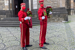 Keine Maske kann das Lächeln der Rosenkavaliere verbergen!