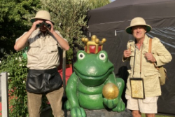 Forscher Walkact treffen auf den Froschkönig bei 