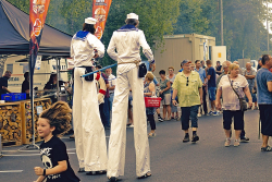 Stelzenläufer Walking Act begeistert mit überragenden Figuren auf dem Sommerfest.