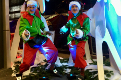 Festlicher Weihnachtsmarkt mit spaßigen Wichteln