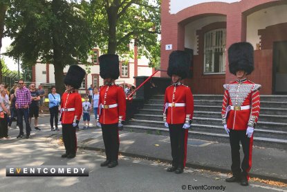 Comedy Queens Guard unterhalten mit perfekter Choreografie die Gäste beim Tag der offenen Tür der Alanbrooke Kaserne in Paderborn.