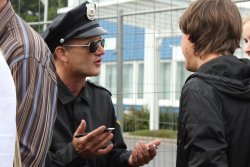 Walkact Cop in dialogue with guests, a showact by EventComedy